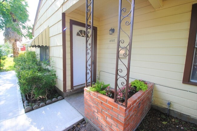 Photo - 3707 Daphne St