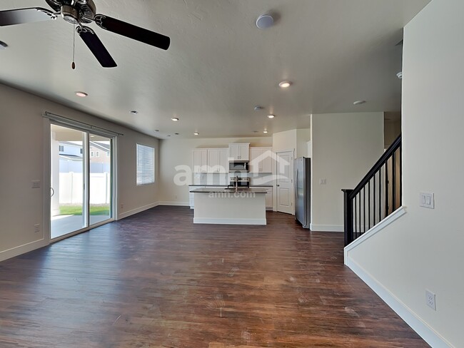 Photo - 715 S Rocker Ave