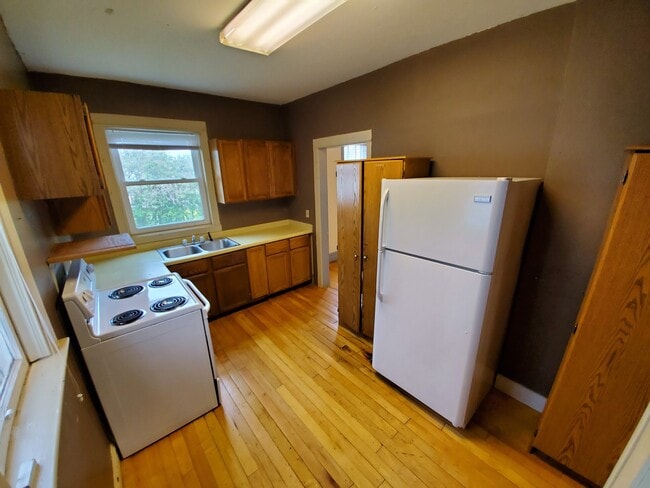 Photo - AVAILABLE AUGUST - Welcoming 3 Bed 1 Bath