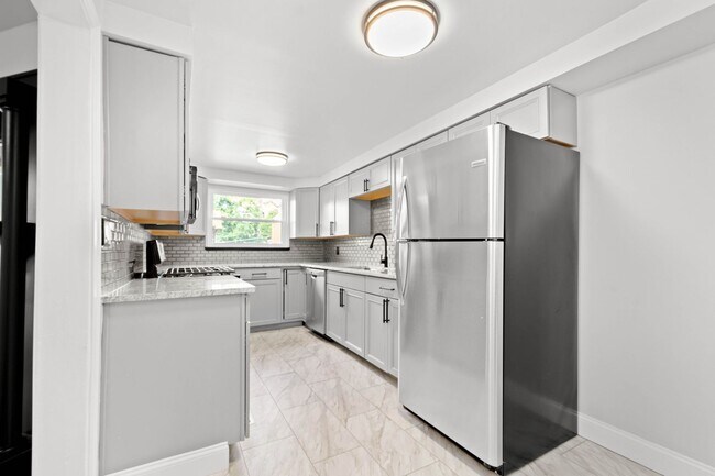 Photo - Stunning 5 bedroom home in Mt. Washington available June 1!