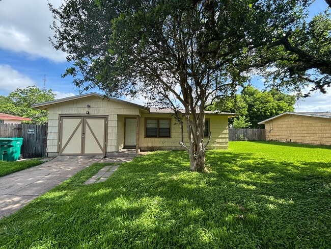 Building Photo - Lovely 3 Bedroom 1 Bathroom Home with a Fenced Backyard!