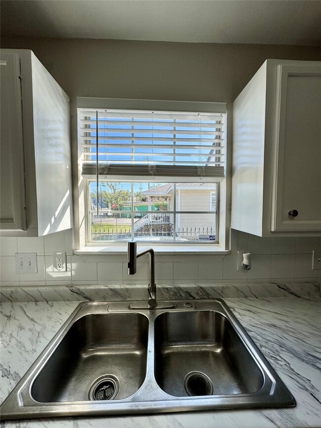 Building Photo - 303 Enid St