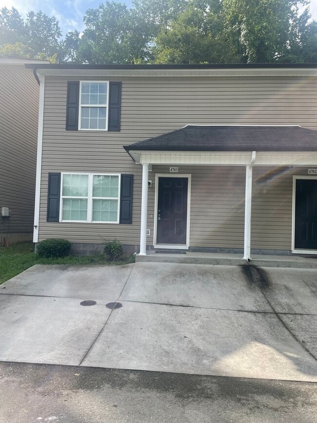 Photo - Knoxville 37918 - 2 bedroom, 2.5 bath townhome - Contact Lisa Vineyard and Shannon Russell (865) ...