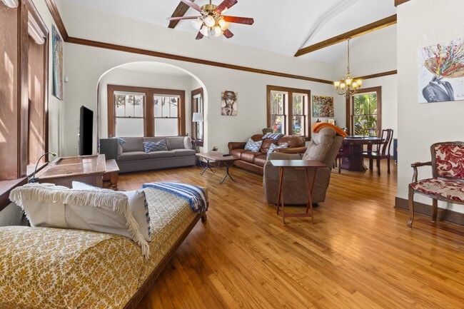 Building Photo - 204 NE 3rd Ave Unit ID1359117P