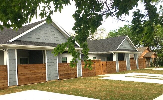 Photo - 709 W Woodard St