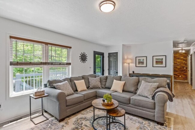 Building Photo - 444 Grand Ridge Dr