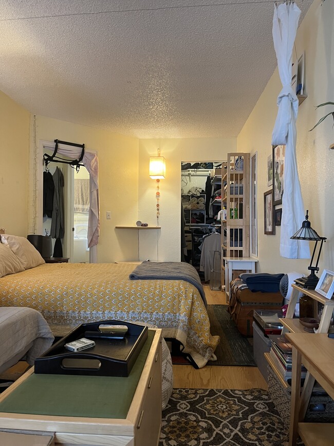 Cozy Bedroom - 1934 18th St Unit Casa del Eldorado #19
