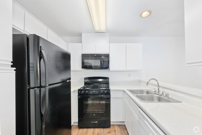 2BR, 2BA - 980SF - Kitchen