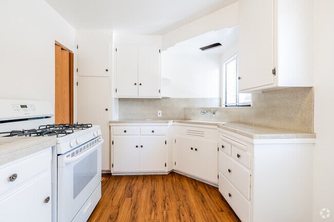 2Br, 2BA - 900SF Kitchen