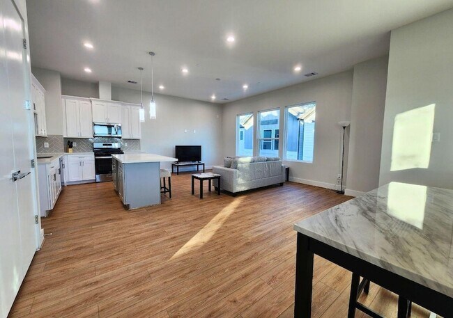 Photo - 615 Northew St