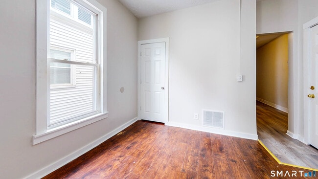 48 Henry St Unit 2R