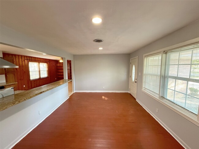 Photo - 2206 Eriksson St