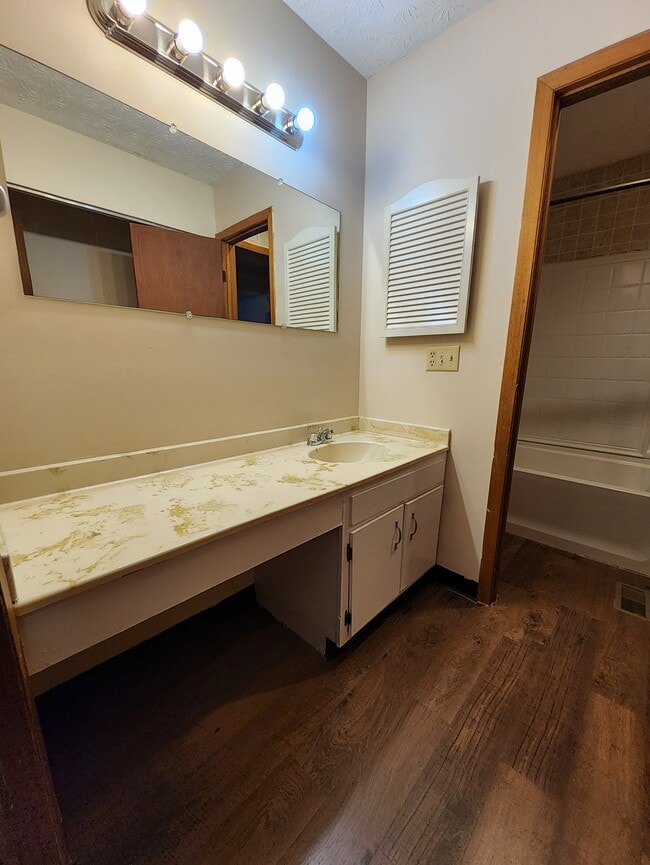 Photo - 210 Heritage Cir