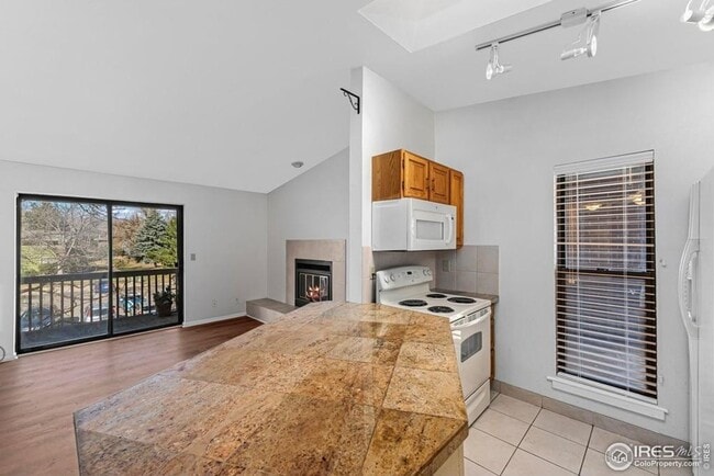 Building Photo - Top Floor 2bed/2bath Condo - Open Floor Pa...