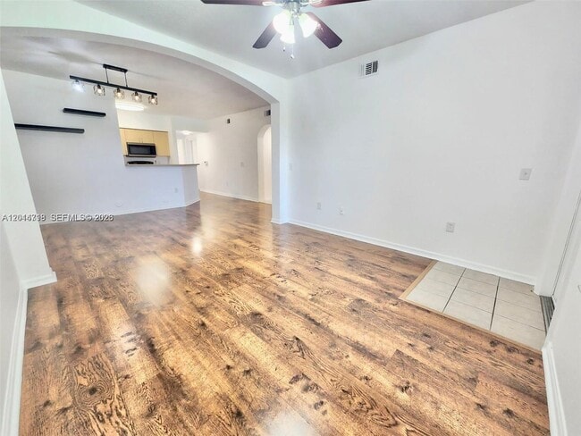 Building Photo - 2209 Belmont Ln Unit 2209