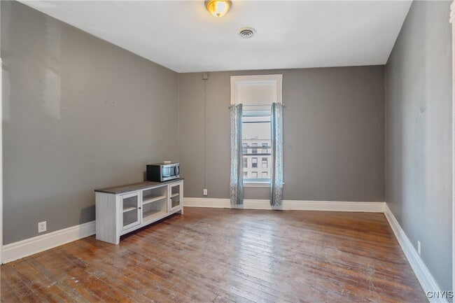 Photo - 319-25 N Salina St