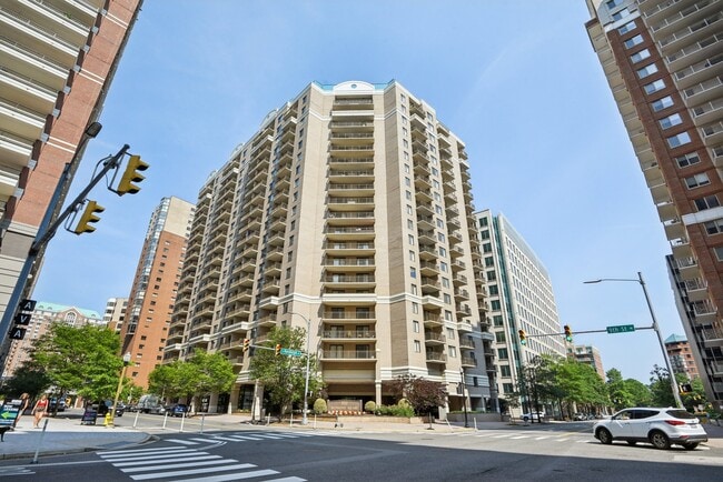 Photo - Richmond Square