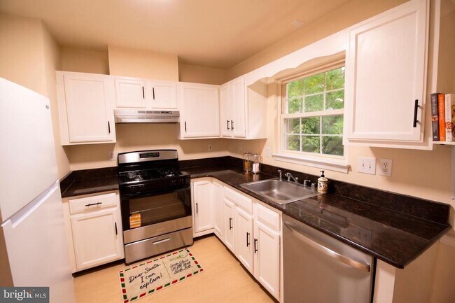 Photo - 1330 Hampshire Dr