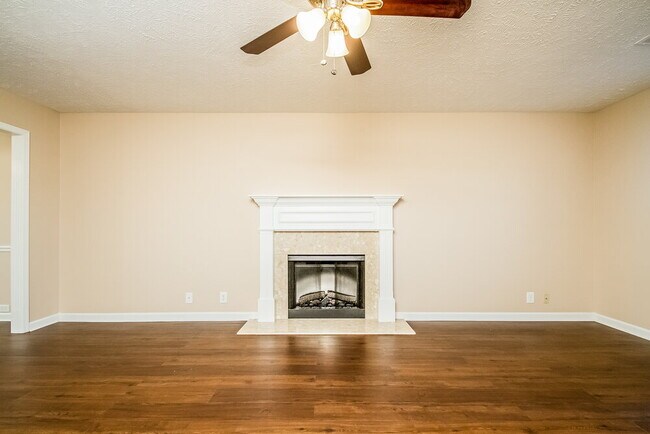 Photo - 408 Glenmore Ct