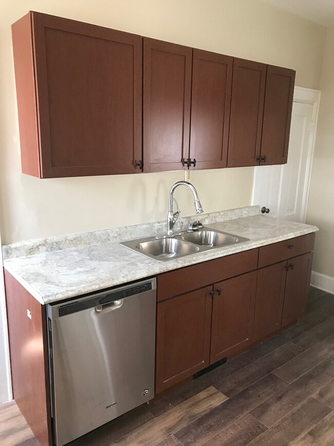 Building Photo - Amazing 5 Bedroom 2 Bathroom Home in St.Paul!