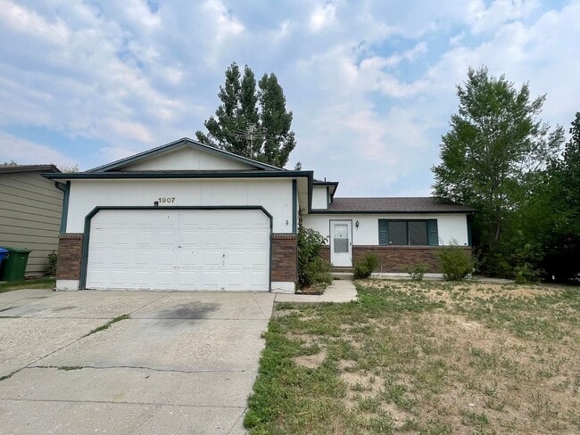 Building Photo - 4 Bed, 2 Bath Loveland, CO Home- Fenced Backyard, A/C, & 2 Car Garage!