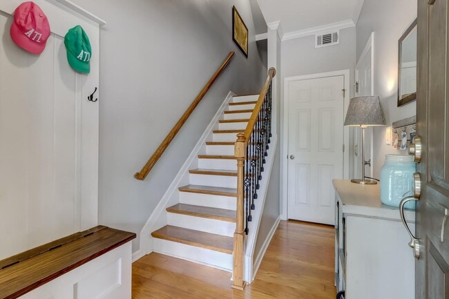 Photo - 740 Province Pl SE