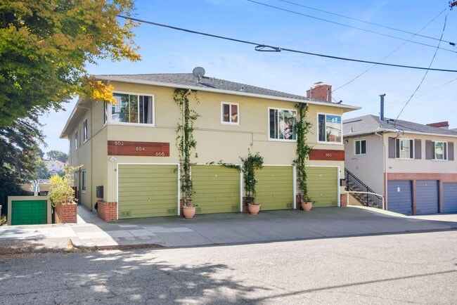 Building Photo - Stunning 2-Bed, 1-Bath Condo in the Heart ...