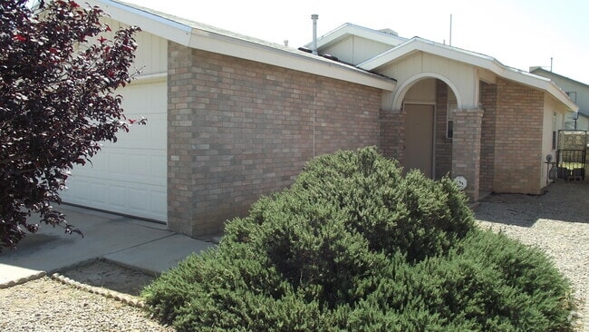 Building Photo - East El Paso 3 bed Refirg A/C Rental