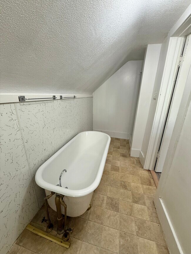 Photo - 922 Maple St