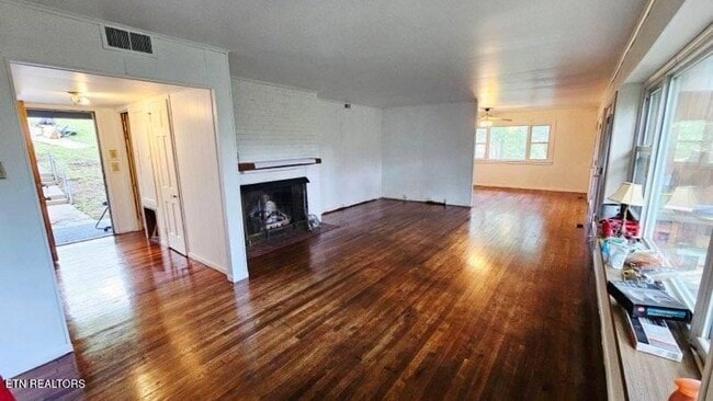 Photo - 313 W Outer Dr