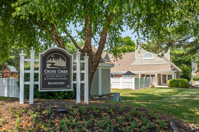 Entrada - Cross Creek Apartments