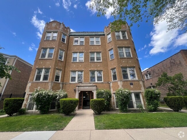Building Photo - 2nd Floor 2 BR/1 Bath, Newly Renovated in ... Unit 2724-2W-P2 Rental
