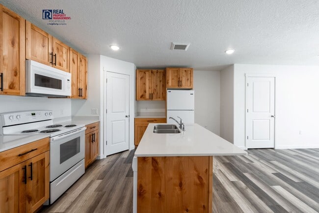 Building Photo - 114 E Briscoe Rd Unit #D