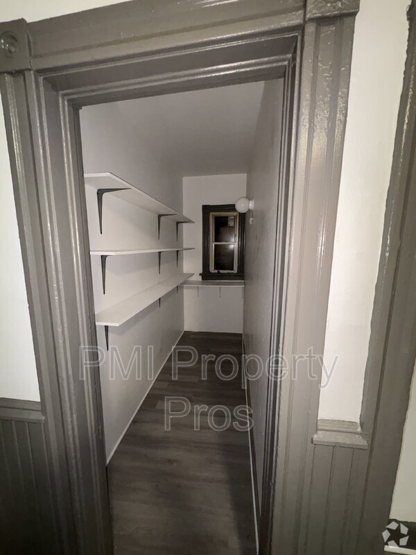 Building Photo - 140 E Chambers St Rental