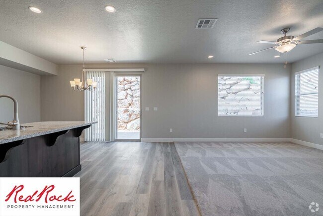 Building Photo - Spacious End Unit Townhome in Hurricane!