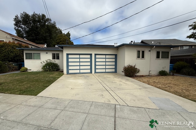 Building Photo - Remodeled 2 Bedroom Duplex with Private Ba... Rental