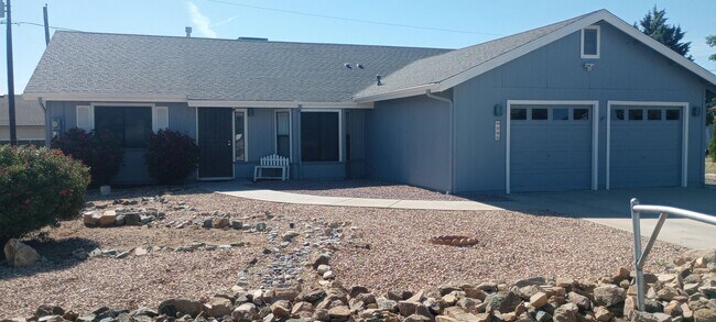 Charming Large 3 Bedroom 2 Bath 2 Car Gara... - Charming Large 3 Bedroom 2 Bath 2 Car Gara... House