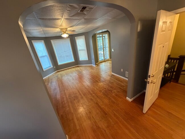 Living rooom - 4710 W Jackson Blvd Unit 2