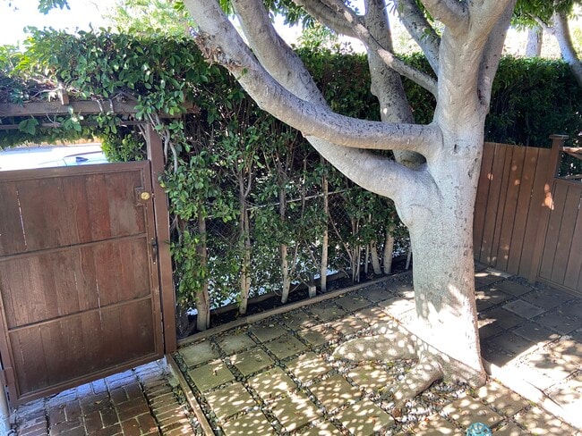 Front yard - 1318 N McCadden Pl Unidad 1318