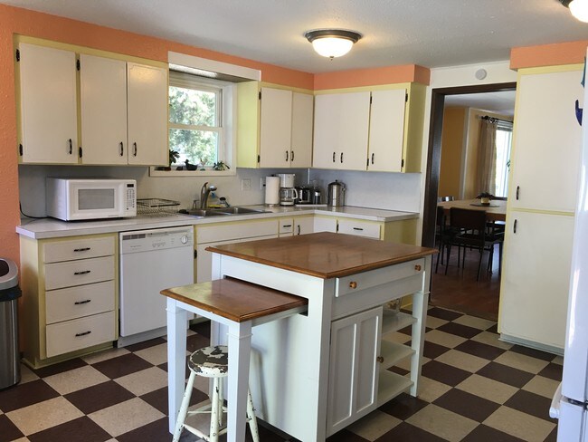 Spacious kitchen with island - 2123 Park St