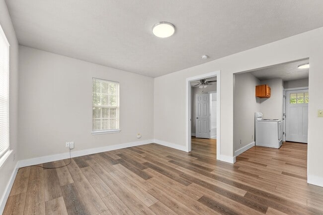 Building Photo - 613 W Madison St Unit B