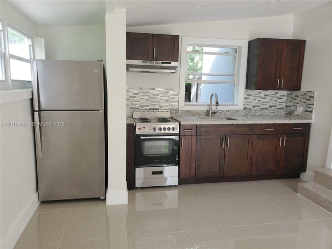 Building Photo - 715 Columbus Pkwy Unit R