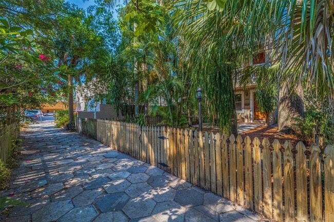 Photo - 330 Lang Ct N