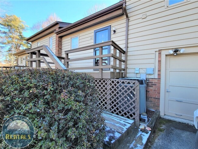 Photo - 1/1.5 Townhome located near Boone Golf Course!