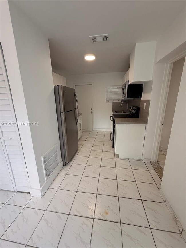 Photo - 2420 NW 31st St Unit 3