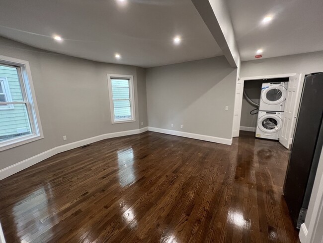 Building Photo - 25 Pleasant St Unit 2