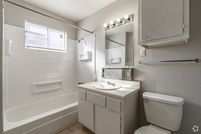 Townhouse 3BR, 2BA - 1100SF - Bathroom