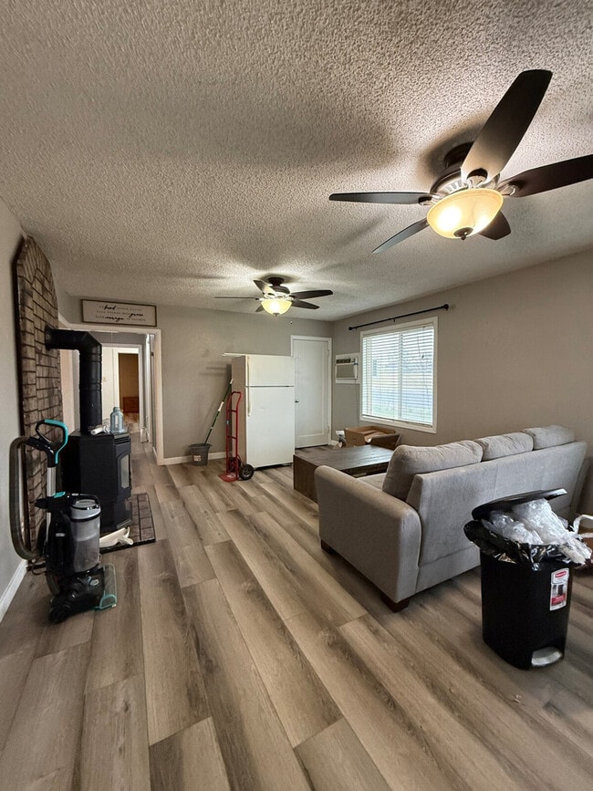 Building Photo - 600 NE 3rd St Unit ID1473538P