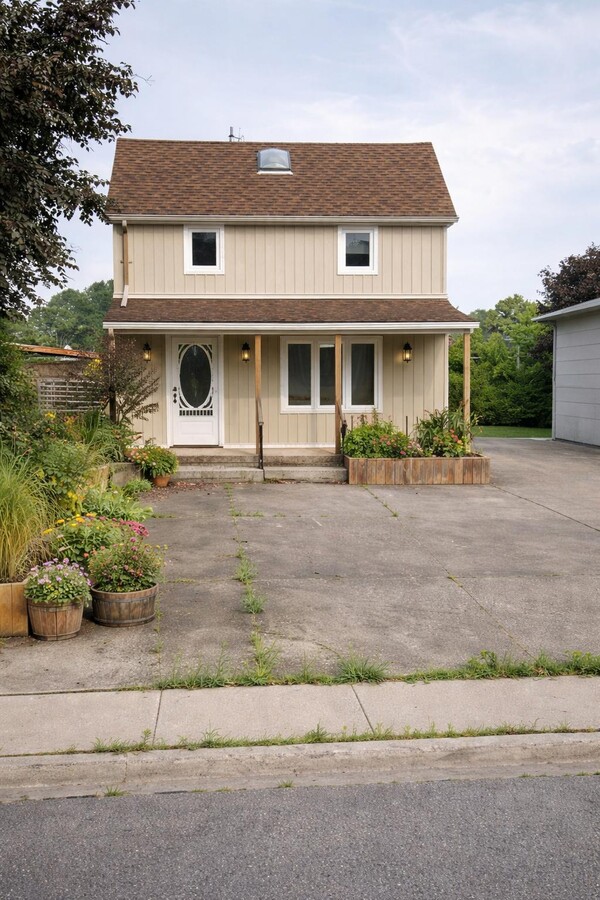 Photo - 21 Colborne St Unit Front