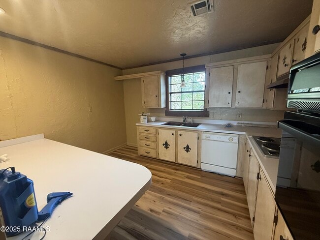 Photo - 417 E Broussard Rd